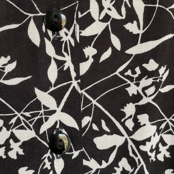 Beautiful, black and white floral skirt, button-down front 1X Sag Harbor woman - Picture 5 of 7